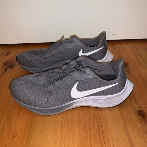 women’s Nike zoom Pegasus tennis shoe - Picture 5 of 6